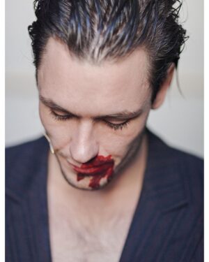 Bartosz Gelner Instagram - Jak krew z nosa...
fot. @tyndyk 
#nowyteatr#francuzi#warlikowski#proust
#theatre