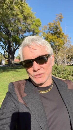 Baz Luhrmann Instagram - TCB Headlines: ELVIS is back in the building around the world ⚡️#elvismovie #elvisthestoryofthescore