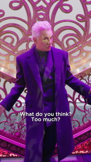 Baz Luhrmann Instagram - Hello chickens! Watch the spectacular moment when @bazluhrmann paid a visit to the new cast of Moulin Rouge! The Musical in London ❣️ 

#MoulinRougeMusical