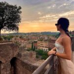 Beatriz Costa Instagram - CIAO BELLA 🤌 1. Oxalá. 2. Well. Hello. 3. BUONISSIMA. 4. Sim. 5. Roma pintada d'ouro. 6. O dia em que andámos 15km dentro de um museu a céu aberto com o melhor guia de sempre. 7. A contemplar a ideia de estar dentro de um filme do Fellini. 8.Guiei um carro pequenino pelos Jardins Burgueses e vimos o pôr do sol a beijar muito Roma. 9. Sim. 10. Enfim. Deus faz quadros destes quando calha e eu só posso ficar em silêncio, registando, enquanto O Artista pinta. Roma, Italia