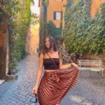 Beatriz Costa Instagram - CIAO BELLA 🤌 1. Oxalá. 2. Well. Hello. 3. BUONISSIMA. 4. Sim. 5. Roma pintada d'ouro. 6. O dia em que andámos 15km dentro de um museu a céu aberto com o melhor guia de sempre. 7. A contemplar a ideia de estar dentro de um filme do Fellini. 8.Guiei um carro pequenino pelos Jardins Burgueses e vimos o pôr do sol a beijar muito Roma. 9. Sim. 10. Enfim. Deus faz quadros destes quando calha e eu só posso ficar em silêncio, registando, enquanto O Artista pinta. Roma, Italia