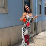 Beatriz Costa Instagram - 1. ALEGRIA; 2. amorosidade pelas ruas da minha cidade; 3. Sobre Wittgenstein e o seu pato-coelho: vemos sempre o que escolhemos/podemos ver, na vida, em nós e no outro (projeções....); 4. a prova de que aprendo sempre a Ser com as Mulheres da minha família e tenho muita sorte por ter nascido na família delas; 5. Não sei se conseguem ver o sorriso que tinha a olhar para eles atrás do telemóvel, mas acho que se percebe mais ou menos. 6. Rebolamos sim senhora agora mais do que nunca e gostamos muito, obrigada @jazzydancestudios . 7. A cidade que parece um poema de noite, de tarde e também pela manhã. 8. Palolo e os seus corações figurativos e abstratos (vejo-lhe sempre o coração nas telas). 9. Sorrentino e a Grande Beleza das pequenas coisas. 10. Avó.