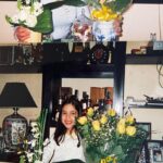 Beatriz Costa Instagram - 1. ALEGRIA; 2. amorosidade pelas ruas da minha cidade; 3. Sobre Wittgenstein e o seu pato-coelho: vemos sempre o que escolhemos/podemos ver, na vida, em nós e no outro (projeções....); 4. a prova de que aprendo sempre a Ser com as Mulheres da minha família e tenho muita sorte por ter nascido na família delas; 5. Não sei se conseguem ver o sorriso que tinha a olhar para eles atrás do telemóvel, mas acho que se percebe mais ou menos. 6. Rebolamos sim senhora agora mais do que nunca e gostamos muito, obrigada @jazzydancestudios . 7. A cidade que parece um poema de noite, de tarde e também pela manhã. 8. Palolo e os seus corações figurativos e abstratos (vejo-lhe sempre o coração nas telas). 9. Sorrentino e a Grande Beleza das pequenas coisas. 10. Avó.