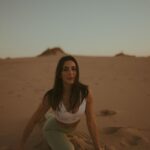 Beatriz Costa Instagram - • 𝗖𝗢𝗥𝗣𝗨𝗦 𝗢𝗣𝗘𝗥𝗔𝗡𝗗𝗜𝗦 • What makes you move?//Qual é a in-tensão? Eu e o meu veículo dançante num momento de conexão e liberdade. Falar disso e não falar de amor é-me impossível. O movimento é sempre expressão de uma coisa que o antecede e não tem nome: porque vontade, motivação ou ímpeto são coisas posteriores a essa ainda. Há qualquer coisa que nos acontece quando decidimos que é por ali que vamos, que é aquela a direção, que é aquele passo e que é aquele o caminho.E depois o corpo segue, mas antes dele estamos a seguir essa coisa que nos faz mover. Essa atração irresistível que não sabemos como nem de onde nasce mas que quando nasce nunca mais nos larga. Deve chamar-se Amor. O movimento arbitrário pode ser lindíssimo por ser frívolo, inconsistente e inesperado,mas o movimento ponderado e intencional é a pegada que fica. Qual é a intenção por trás do movimento?Onde começa e onde a tua in-tensão,a tua tensão interna? Há um poema do José Régio que me mostraram quando era menina e que nunca mais me deixou. Chama-se “Cântico Negro”,e reza assim: "(...)Não, não vou por aí! Só vou por onde me levam meus próprios passos… Se ao que busco saber nenhum de vós responde, Por que me repetis: 'vem por aqui?'" Devia ter uns catorze anos quando o li, felizmente,porque me fez uma espécie de impressão profunda,uma tatuagem no meu subscinsciente de insubordinação e coragem.Isso é perigoso numa adolescente mas imperativo numa jovem adulta. O movimento.Decide-lo tu ou deixas que o façam isso por ti? E se não foste tu a escolher a direção,os passos que dás, ainda são teus? O ioga para mim é isto tudo e mais, porque juntamos a toda a equação o silêncio.E onde o silêncio está presente está também o segredo das coisas.E dançar com o segredo das coisas não nos torna mais sábios,mas torna-nos com certeza mais humanos e mais felizes. As fotografias foram tiradas pela @joanadartefotografou,que além de ter uma energia apaixonante ainda capta assim: com amor e subtileza. E depois a Isa,sempre a Isa.Ser mulher e estar rodeada de mulheres verdadeiramente incríveis empodera-me de uma forma que nunca vou conseguir exprimir com palavras. Mas tentarei sempre. Bom domingo!