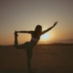 Beatriz Costa Instagram - • 𝗖𝗢𝗥𝗣𝗨𝗦 𝗢𝗣𝗘𝗥𝗔𝗡𝗗𝗜𝗦 • What makes you move?//Qual é a in-tensão? Eu e o meu veículo dançante num momento de conexão e liberdade. Falar disso e não falar de amor é-me impossível. O movimento é sempre expressão de uma coisa que o antecede e não tem nome: porque vontade, motivação ou ímpeto são coisas posteriores a essa ainda. Há qualquer coisa que nos acontece quando decidimos que é por ali que vamos, que é aquela a direção, que é aquele passo e que é aquele o caminho.E depois o corpo segue, mas antes dele estamos a seguir essa coisa que nos faz mover. Essa atração irresistível que não sabemos como nem de onde nasce mas que quando nasce nunca mais nos larga. Deve chamar-se Amor. O movimento arbitrário pode ser lindíssimo por ser frívolo, inconsistente e inesperado,mas o movimento ponderado e intencional é a pegada que fica. Qual é a intenção por trás do movimento?Onde começa e onde a tua in-tensão,a tua tensão interna? Há um poema do José Régio que me mostraram quando era menina e que nunca mais me deixou. Chama-se “Cântico Negro”,e reza assim: "(...)Não, não vou por aí! Só vou por onde me levam meus próprios passos… Se ao que busco saber nenhum de vós responde, Por que me repetis: 'vem por aqui?'" Devia ter uns catorze anos quando o li, felizmente,porque me fez uma espécie de impressão profunda,uma tatuagem no meu subscinsciente de insubordinação e coragem.Isso é perigoso numa adolescente mas imperativo numa jovem adulta. O movimento.Decide-lo tu ou deixas que o façam isso por ti? E se não foste tu a escolher a direção,os passos que dás, ainda são teus? O ioga para mim é isto tudo e mais, porque juntamos a toda a equação o silêncio.E onde o silêncio está presente está também o segredo das coisas.E dançar com o segredo das coisas não nos torna mais sábios,mas torna-nos com certeza mais humanos e mais felizes. As fotografias foram tiradas pela @joanadartefotografou,que além de ter uma energia apaixonante ainda capta assim: com amor e subtileza. E depois a Isa,sempre a Isa.Ser mulher e estar rodeada de mulheres verdadeiramente incríveis empodera-me de uma forma que nunca vou conseguir exprimir com palavras. Mas tentarei sempre. Bom domingo!