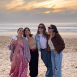 Beatriz Costa Instagram - Ultimamente. 🌹 1. Lisboa a ser o meu amor de sempre e eu muito contente com isso. 2. Sábado, 23° em janeiro e a Costa deu à costa. 3. Elas 💘 e um céu que nos protege. 4. @valterlobo a ser pintor dos meus quadros internos mais secretos. Obrigada, marinheiro! 5. Tenho lido Ary, e voltei a constatar que esta é a canção mais bela escrita em português, de todos os tempos. E parece que o génio a escreveu de uma assentada. (Como é que não acredito em Deus?) 6. #luckybia e uma fada chamada Rita. 7. "Como é fazer uma novela há três anos?" É isto. 8. Lua cheia, conversas existencialistas e o melhor ramen da cidade...gostava de vos conseguir exprimir por palavras a minha devoção à gastronomia mas não sou capaz. 9. @jazzydancestudios olé! 10. A expressar qualquer coisa que eu não sei mas que tem sempre a ver com a natureza. sei que o mundo anda doido e difícil, e que existir neste planetinha flutuante no meio do sistema solar é só para os fortes. Se estás a ler isto é porque és assim, e nesse sentido, venho humildemente apelar para que não te esqueças de beber água, mexer o corpo, abraçar quem gostas (e se não gostas de ninguém vai lá ver isso). Respirar fundo e ir ver o mar, caminhar num sitio com muito verde em volta. E se não der, arranja uma planta e cuida dela e depois deixa que isso te inspire e começa a cuidar de ti. Aqueles clichês que nos esquecemos que são importantes. Fevereiro, vem apaixonado e delicado, que precisamos de muita calma e muito Amor. 💝