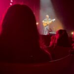 Beatriz Costa Instagram - Ultimamente. 🌹 1. Lisboa a ser o meu amor de sempre e eu muito contente com isso. 2. Sábado, 23° em janeiro e a Costa deu à costa. 3. Elas 💘 e um céu que nos protege. 4. @valterlobo a ser pintor dos meus quadros internos mais secretos. Obrigada, marinheiro! 5. Tenho lido Ary, e voltei a constatar que esta é a canção mais bela escrita em português, de todos os tempos. E parece que o génio a escreveu de uma assentada. (Como é que não acredito em Deus?) 6. #luckybia e uma fada chamada Rita. 7. "Como é fazer uma novela há três anos?" É isto. 8. Lua cheia, conversas existencialistas e o melhor ramen da cidade...gostava de vos conseguir exprimir por palavras a minha devoção à gastronomia mas não sou capaz. 9. @jazzydancestudios olé! 10. A expressar qualquer coisa que eu não sei mas que tem sempre a ver com a natureza. sei que o mundo anda doido e difícil, e que existir neste planetinha flutuante no meio do sistema solar é só para os fortes. Se estás a ler isto é porque és assim, e nesse sentido, venho humildemente apelar para que não te esqueças de beber água, mexer o corpo, abraçar quem gostas (e se não gostas de ninguém vai lá ver isso). Respirar fundo e ir ver o mar, caminhar num sitio com muito verde em volta. E se não der, arranja uma planta e cuida dela e depois deixa que isso te inspire e começa a cuidar de ti. Aqueles clichês que nos esquecemos que são importantes. Fevereiro, vem apaixonado e delicado, que precisamos de muita calma e muito Amor. 💝