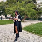 Beatriz Costa Instagram - Ultimamente. 🌹 1. Lisboa a ser o meu amor de sempre e eu muito contente com isso. 2. Sábado, 23° em janeiro e a Costa deu à costa. 3. Elas 💘 e um céu que nos protege. 4. @valterlobo a ser pintor dos meus quadros internos mais secretos. Obrigada, marinheiro! 5. Tenho lido Ary, e voltei a constatar que esta é a canção mais bela escrita em português, de todos os tempos. E parece que o génio a escreveu de uma assentada. (Como é que não acredito em Deus?) 6. #luckybia e uma fada chamada Rita. 7. "Como é fazer uma novela há três anos?" É isto. 8. Lua cheia, conversas existencialistas e o melhor ramen da cidade...gostava de vos conseguir exprimir por palavras a minha devoção à gastronomia mas não sou capaz. 9. @jazzydancestudios olé! 10. A expressar qualquer coisa que eu não sei mas que tem sempre a ver com a natureza. sei que o mundo anda doido e difícil, e que existir neste planetinha flutuante no meio do sistema solar é só para os fortes. Se estás a ler isto é porque és assim, e nesse sentido, venho humildemente apelar para que não te esqueças de beber água, mexer o corpo, abraçar quem gostas (e se não gostas de ninguém vai lá ver isso). Respirar fundo e ir ver o mar, caminhar num sitio com muito verde em volta. E se não der, arranja uma planta e cuida dela e depois deixa que isso te inspire e começa a cuidar de ti. Aqueles clichês que nos esquecemos que são importantes. Fevereiro, vem apaixonado e delicado, que precisamos de muita calma e muito Amor. 💝
