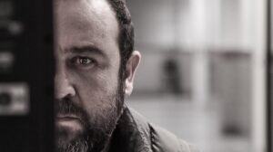 Behrang Toufighi Instagram - نيمه ديگرم را باد برد...
عكس از محمد دارايى