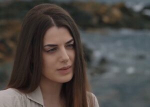 Belfu Benian Instagram - İki yılın içine sığdırdığım Belfu’ya ve Mercan’a ait binlerce duyguyu çantama atıp şehre döndüğüm günden beri daha bugün bitti diyebiliyorum kendime... Aileden kopmak, sevgiliden ayrılmak gibi bişey içimde yarattığı his.. İlk işim olduğu için kurduğum bağ, hayatımda koyduğum yer ve yüklediğim anlam biraz fazla sanırım... Karadeniz’den, insanından, kültüründen, ikliminden öğrendiklerimle gittiğimden daha farklı bir insan olarak döndüm evime, kendime.. En büyük tecrübeyi de Mercan’la edindim.. Ne çok şey yaşadık birlikte... Ama ne çok şey... Şimdi cebime koyduklarımla ve kazandığım kalbi güzel insanlarla yola devam etme vakti :) Bana inanıp Mercan’ı teslim eden Osman Sınav’a Yönetmenlerim;
Yusuf Ömer Sınav 
Murat Onbul
Veli Çelik 
Emre Kabakuşak’a 
Menajerim;
Nesrin Namal ve Serra Alkan’a 
Birbirinden değerli oyun arkadaşlarıma, 
Canım ekibe, senaristlerimize ve bizi 2 yıldır bağrına basan seyircimize teşekkürü borç bilirim! 
Biz anlattık siz dinlediniz, hepimizin hayatından bir “Sen Anlat Karadeniz” geçti... Ne de güzel ilk işti!