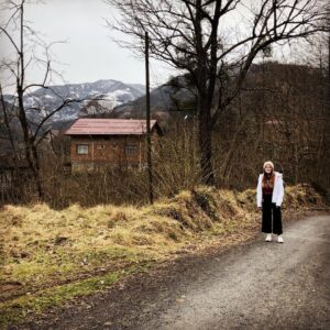 Belfu Benian Instagram - Kendisiyle bir fotoğraf çekilmek istedim sağ olsun kırmadı🌳 Mor menekşeler açmıştı, her şey yolundaydı... (Kambur değilim sırt çantam monta bişey yapmış)