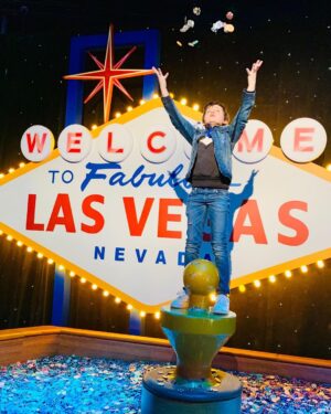 Benjamin Evan Ainsworth Instagram - Wishing all my American friends a very happy Thanksgiving 🦃 🇺🇸. 

This time last year, @ameliebeasmith and I had a little adventure over the holiday weekend to Las Vegas - as production took a break - to celebrate in the not-so-traditional way!

This year has been tough for so many in so many ways, but I’m beyond thankful for my friendship with the wonderful Ams and for all the @thehaunting love from you guys. 

Hope’s in sight and looking forward to us all being able to enjoy life more fully in 2021. ❤️

#thanksgiving