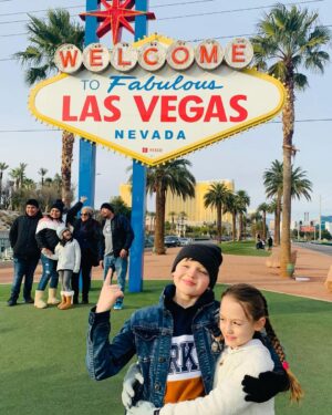 Benjamin Evan Ainsworth Instagram - Wishing all my American friends a very happy Thanksgiving 🦃 🇺🇸. 

This time last year, @ameliebeasmith and I had a little adventure over the holiday weekend to Las Vegas - as production took a break - to celebrate in the not-so-traditional way!

This year has been tough for so many in so many ways, but I’m beyond thankful for my friendship with the wonderful Ams and for all the @thehaunting love from you guys. 

Hope’s in sight and looking forward to us all being able to enjoy life more fully in 2021. ❤️

#thanksgiving