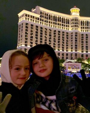 Benjamin Evan Ainsworth Instagram - Wishing all my American friends a very happy Thanksgiving 🦃 🇺🇸. 

This time last year, @ameliebeasmith and I had a little adventure over the holiday weekend to Las Vegas - as production took a break - to celebrate in the not-so-traditional way!

This year has been tough for so many in so many ways, but I’m beyond thankful for my friendship with the wonderful Ams and for all the @thehaunting love from you guys. 

Hope’s in sight and looking forward to us all being able to enjoy life more fully in 2021. ❤️

#thanksgiving