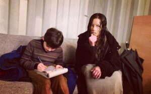 Benjamin Evan Ainsworth Instagram - ‘Miles and The Lady discuss coping techniques for effective anger management’... 

Or, was it just an epic game of Mad Libs BTS with the amazing @danieladibfitness 🧐

#thehauntingofblymanor #theladyinthelake @thehaunting
