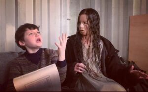 Benjamin Evan Ainsworth Instagram - ‘Miles and The Lady discuss coping techniques for effective anger management’... 

Or, was it just an epic game of Mad Libs BTS with the amazing @danieladibfitness 🧐

#thehauntingofblymanor #theladyinthelake @thehaunting