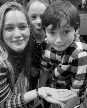 Benjamin Evan Ainsworth Instagram - Meeting this little guy with @then0t0ri0usvip for the first time in preparation for the spider scene in Episode 1 of @thehaunting 🕷
He was pretty hairy but actually really cute! 🕸 

#spiderman #thehauntingofblymanor #spiders #spidertraining #netflix #intrepid #mileswingrave #daniclayton #victoriapedretti