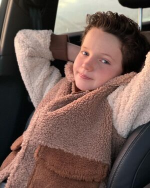 Benjamin Evan Ainsworth Instagram - Feeling cosy and festive in my favourite teddy bear jacket from @scotchsoda_kids at the Christmas drive-in cinema. We even got a surprise visit from the big man himself 🎅🏼