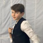 Benjamin Evan Ainsworth Instagram - Wow! The Sandman is the #1 show in 34 countries! Who’s watched it? If not, make sure to catch it this weekend! It was an amazing experience to play Alex Burgess in the pilot episode with such an incredible cast. Swipe across for a few behind-the-scenes pictures from my time on the shoot. #thesandman