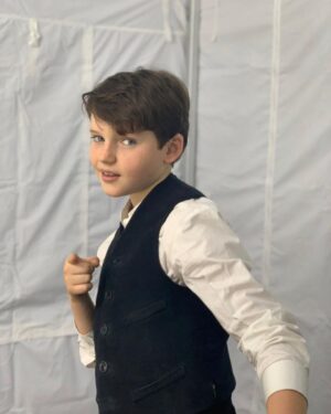 Benjamin Evan Ainsworth Instagram - Wow! The Sandman is the #1 show in 34 countries! Who’s watched it? If not, make sure to catch it this weekend! It was an amazing experience to play Alex Burgess in the pilot episode with such an incredible cast. Swipe across for a few behind-the-scenes pictures from my time on the shoot. #thesandman