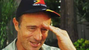 Bento Rodrigues Instagram - Max chega de surpresa à casa das religiosas que acolhiam e alimentavam a equipa da sic naquele dia de outubro de 1999, nos arredores de Díli. Uma refeição e paredes intactas eram coisas muito raras nesses dias de brasa, de debandada indonésia de Timor Leste.
As irmãs levantam-se num salto que nos assusta mas que depressa se percebe ser por razão da bondade. Correm a acolher a figura familiar, barbuda, desgrenhada, faminta.
O homem que 8 anos antes arriscara a vida para filmar o massacre no cemitério de Santa Cruz apresenta-se com a simplicidade que define um carácter: "Olá, eu sou o Max".
Partilhámos o almoço, o mais modesto, talvez o mais rico até hoje e na companhia mais inspiradora. Ali, à minha frente, o jornalista que mostrara ao mundo o horror indonésio e, com isso, começara a libertar timor leste.
Max Stahl morreu hoje aos 66 anos, vítima de cancro.
Timor e o jornalismo que luta pela liberdade estão de luto. E agradecidos.