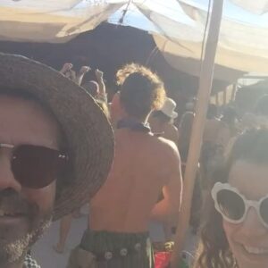 Beren Saat Instagram - Seranatin bitince suya atlayalim mi? Bu uçusta kimse bizi tanimiyo yaramazlik yapalim mi? Yildizlarin altinda çiplak uyuyalim mi? Plajda yalinayak evlenelim mi? Davetiye fotografimizi su altinda cekelim mi? Balayina Burning Man’e gidelim mi? En buyuk roller coastera da binsek mi? Göl kenarinda bir festival var acaba? Istanbul’a ucaklar inmiyomus jazz festivaline mi gitsek? Bu gece burda çadirda mi kalsak? Albüm mü yapsak? Ben seni bana hayir demeyislerin icin sevdim en cok, iyi ki dogdun @kenandogulu 💛🐝