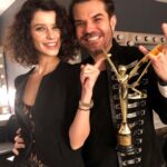 Beren Saat Instagram - Seranatin bitince suya atlayalim mi? Bu uçusta kimse bizi tanimiyo yaramazlik yapalim mi? Yildizlarin altinda çiplak uyuyalim mi? Plajda yalinayak evlenelim mi? Davetiye fotografimizi su altinda cekelim mi? Balayina Burning Man’e gidelim mi? En buyuk roller coastera da binsek mi? Göl kenarinda bir festival var acaba? Istanbul’a ucaklar inmiyomus jazz festivaline mi gitsek? Bu gece burda çadirda mi kalsak? Albüm mü yapsak? Ben seni bana hayir demeyislerin icin sevdim en cok, iyi ki dogdun @kenandogulu 💛🐝