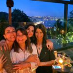 Beren Saat Instagram - Iyi ki dogdun babym Mügecim👯‍♀️🥂💖 hayal ettiginden daha da iyi bir yas olsun, love u 💕 @mugesarioglu @iremsent @bachaqueee MOMO Bebeköy
