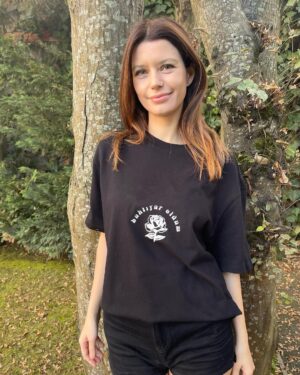 Beren Saat Instagram - Parilti Görmeyen Cocuklara Destek Dernegi olarak; sanat ve müzigin birlestirici gücüne çok inaniyoruz. Sanat ve müzigin birlestirici gücüyle gelistirdigimiz "Hayat Dokunmayla Baslar" projemizde yer alan t-shirtlerden elde edilecek gelir, Parilti görmeyen cocuklarin egitimi yararina kullanılacaktır.
Sen de satın alarak projemizin bir parçası olmak ve görmeyen çocukların eğitimine katkıda bulunmak ister misin? @pariltidernegi