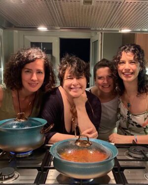 Beren Saat Instagram - Sunday at the bar with my lila bikini 💜 happy birthday Ayfer 🥂 Esra’s yummy pasta 🍝 @directmessagesw 📸: @ayferdonmez