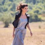 Beren Saat Instagram - Atiye’s journey by @yigit__eken 💫🐝 hair&makeup by @mahmutterzi & @ebrukiziltan