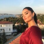 Betül Şahin Instagram - Seni görüyorum yine İstanbul Gözlerimle kucaklar gibi uzaktan Minare minare, ev ev, Yol, meydan. Geliyor Boğaziçi’nden doğru Bir iskeleden kalkan vapurun sesi, Mavi sular üstünde yine Bembeyaz Kızkulesi. (Ziya Osman Saba)