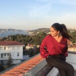 Betül Şahin Instagram - Seni görüyorum yine İstanbul Gözlerimle kucaklar gibi uzaktan Minare minare, ev ev, Yol, meydan. Geliyor Boğaziçi’nden doğru Bir iskeleden kalkan vapurun sesi, Mavi sular üstünde yine Bembeyaz Kızkulesi. (Ziya Osman Saba)