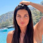 Betül Şahin Instagram - Her daim kendin ol. Sen, seni anlayana mucizesin🌺