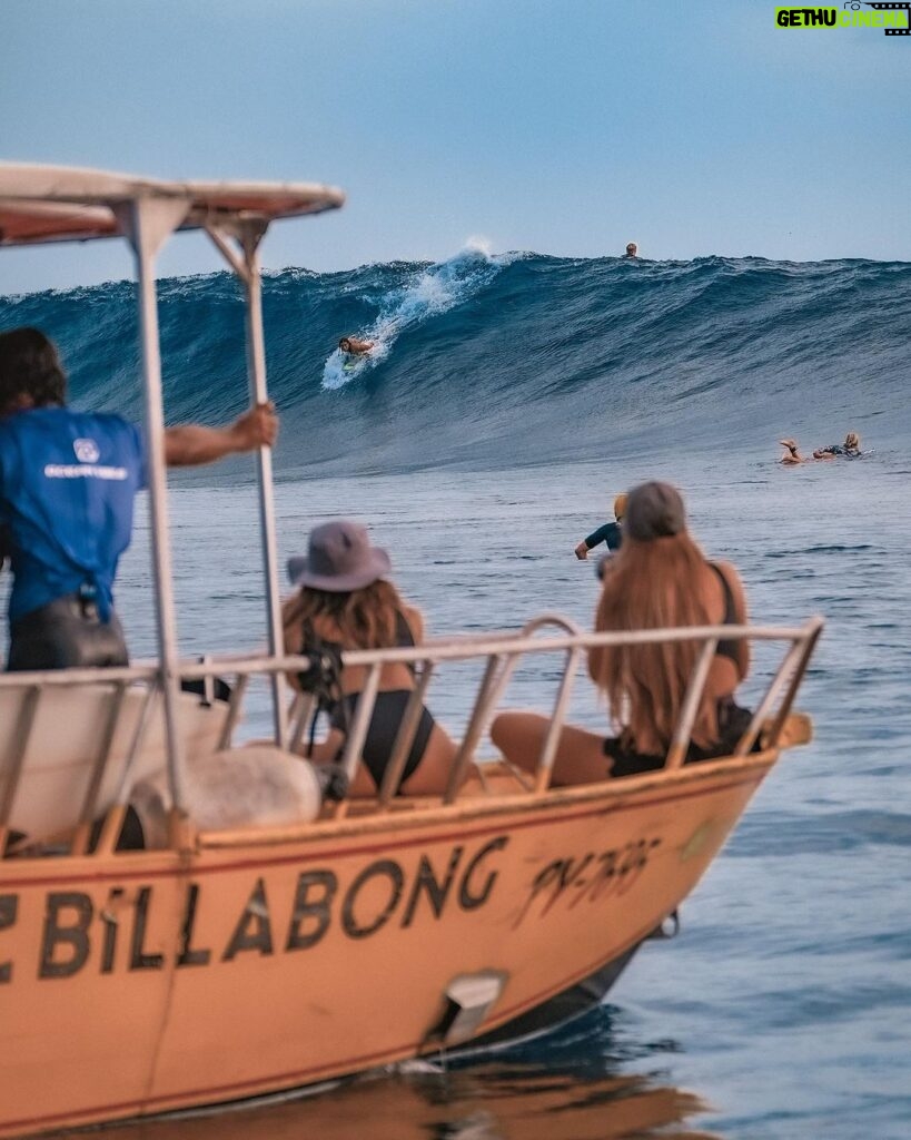 Birdy Nio FS Instagram - Teahupoo 我終於在海裡，碰到了天空。 龐大的海水累積成一道巨浪朝我迎面而來，手上拿著攝影機，無法游的太快，於是巨浪在我面前潰堤，隨之而來的是亂舞的白花，像是被人逼著跳著自己完全不熟的舞步，身體每個部位都被水花往不同的方向拉扯，巨浪將我押入水底翻滾，所幸踢著蛙鞋，於是任由白花翻滾了一陣之後，我將自己快速踢往更深的海裡遠離下一道浪的咆哮，試圖等待這幾波大浪離去。 無意間朝水面看了一眼， 才發現在海中看浪有多麽美。 海水推進淺灘後，因為多餘的海水無處可去，於是開始向上抬升，形成一道道浪湧，浪湧在堆積到極限之後，會在海浪最高的地方開始潰堤，覆蓋下來的水又再次被抬升，然後再次覆蓋，與空氣攪和之後，形成越來越多白花，從水底看，就像是一個正在旋轉的夢境。 發現原來浪湧覆蓋之處也有雲朵，從深處往上看，我們也都曾奔馳在那些白色的浪花之上，乘著浪板在海裡飛翔，在海裡，我終於碰到了天空。 誰會想到令人畏然的巨浪之下能有這麼美的風景呢？我幾乎無法分辨那是天空的藍還是海水的藍了。 每一個潛入水裡的浪人，都像是一個個在空中飛行的旅人，若水面之外是現實，那我願意一直活在那潰堤的瞬間，浮沉在光影和浪淬煉成的一抹混沌裡。 浪會一直來，痛苦還是會在，找到適合自己看世界的方式與角度，比起糾結在如何改變這個世界或許更是我所要經歷的。 我就住在藍色的遠方，那裡只有陽光來的方向，而所有的藍都會被一道一道的浪湧捲入魔幻的交界邊緣，你不需要岸，不需要睡著也不需要醒來。 只要在混沌裡抬頭看看，一粒沙裡也能找到一個世界，一滴雨裡也有一道彩虹，在一道浪裡，也能有一片天空。 All pic shoot by SONY A7Slll @sonytaiwan #用心流浪 #好好生活 #防曬不要擦太多 #浪人 #surf #surfing #underwaterphotography#adventures #landscapephotography #explore #nature #hippie #boho #bohostyle #bohemia Teahupoo, French Polynesia