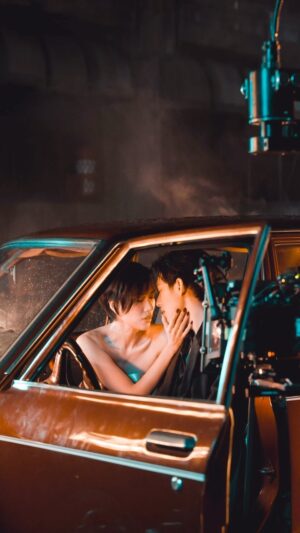 Birdy Nio FS Instagram - Director’s new work 導演新作品，

Molly X YSL Beauty。

———————————————

那是一抹焦黑的紅，

是ㄧ口熟成的蘋果，

是一瞬之間的屏息，

也是一陣被束縛的欲動，

是一場遊戲，

卻也是我們真實的樣貌。

———————————————

半個月前人在國外工作，

忽然接到Molly和團隊的電話，

希望做一個厲害的Project ，

雖然處於爆炸忙碌的狀態猶豫不決，

但最後還是被Molly和Henry說服了，

於是才又開始一連串的挑戰。

謝謝所有夥伴願意陪我一起發瘋，

弄了一支帥又時尚的片子，

Thx Molly and Henry for having me !

跟你們拍永遠都是痛苦和痛快並行 XD

歡迎大家來找我拍帥片！

————————————

花絮拍攝剪輯
@anboly 

Team Birdy 

製作公司 Production House｜鳥兒映像製作有限公司 BIRDY PRODUCTION

演員 / @xu__3114  @molly_chiang 

導演 Director｜邱柏昶 Birdy Nio
監製 Executive Producer｜蔡幸伶 Hsing Lin Tsa
導演助理 Assistant to Director｜陳昶安 Chang An

製片 Producer｜鄭宇璿 Poliz
執行製片 Line Producer｜簡子崴 Willis Chien
製片廠務 Production Assistant｜吳信毅 Sinye Wu、程鎮岳 CHEYUEHNG Chen、陳世宏 Isred Chen、林愛紋 Ai Wun Lin

攝影指導 Director of Photography｜莊竣瑋 Kevin Chuang
攝影大助 1st Assistant Camera｜余書豪 Jesse Yu
攝影二助 2nd Assistant Camera｜和寬攝影器材 Hekuan Equipment Co.Ltd
搖臂 Crane｜李少川團隊 SHAO-CHUAN LI Team

燈光師 Gaffer｜曾鈺展 Godavid
燈光大助 Best Boy｜李紹凱 MT-Kai
燈光二助 Best Boy｜張文豪 Jhang Wun Hao、楊育鈞 Yang Yu Jun

美術 Art Director｜八比王 Bobby Wang
美術廠務 Set Dresser｜李恒頤 Heng yi Li 、莊凱皓 Kai Hao Jhuang、蕭郡英 Jyun Ying Hsiao

演員 Actor｜徐碩廷 Tim Hsu
化妝師 Makeup Artist｜謝廷翊 HSIEHTINGI
髮型師 Hair Stylist｜沈紀葶 SHENCHITING

剪接師 Editor｜黃柏勳 Bo Syun Huang
調光室 Color Grading｜時間軸影像製作有限公司 Timeline Studio
調光師 Colorist｜蘇佩 Pipi Su

交通 Transportation｜韓世杰 Shih Chieh Han
雨景效果｜光圈映像 APERTURE STUDIO

攝影器材 Camera Equipment｜和寬攝影器材 Hekuan Equipment Co.Ltd
燈光器材 Light Equipment｜和寬攝影器材 Hekuan Equipment Co.Ltd