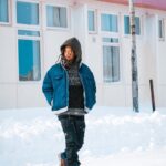 Birdy Nio FS Instagram - 一行字。 是一秒，是一天，是一整個季節，那無處安放的念想，那些屬於日常之外的想像，在尚未發生之前的確只能讓時間去擺渡，我踩上那些留下的腳印，循著字，透過你的筆，找到你，就像考古學家總是挖掘著過往的殘骸去印證他們的確曾經存在一般，於是我在你的字跡上寫字，試著寫出那些未曾發生的過往，並期待有一天能夠出版，然後在書裡看見一行一行我們錯亂的足跡。 一首歌。 是一個冷冽的日出，是一個輕鬆的午後，或是一個睡不著的夜晚，那些關於誰和誰無法訴說的情感包袱，在旋律裡被大膽提及，在歌詞裡被隱藏的荒唐，或在歌聲中被溫柔的傳頌，聽著歌，彷彿聽見了一個宇宙，聽見了那些被遺忘的屬於某個世代的不羈和浪漫，聽見我們或許會變成的樣子。 一輩子。 是一條走過數遍的街，是一間換了房客的房子，是越來越新的公園，也是越來越舊的招牌，是越來越快的取捨，也是越來越慢的步伐，是你寫的每一個字，是我看過的每個風景，是你爬過的每座山，也是我越過的每一道浪，是一個平靜的十年，也是一個放縱的夜晚，是一個無意的錯身，或是一個有心的巧合。 我們的距離，是一行字，是一首歌，也像是一輩子。 Camera Sony A7S3 @sonytaiwan Clothes by @levis_taiwan @levis #iceland #冰島 #用心流浪 #好好生活 #防曬不要擦太多 #浪人 #ontheroad #travel #wild #roadtrip #lifestyle #mountain #clouds #forest #adventures #landscapephotography #explore Iceland