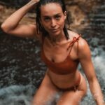 Birdy Nio FS Instagram - 無眠。 夢被停在了港口， 浪從你的方向湧進， 沒了燈塔的岸， 剩下自己在不規則的夜海裡浮沉， 浸著模糊的輪廓和不成詩的字句， 看不清楚，也說不出口， 好像一停下就再也無從開始， 忘了要去的遠方， 也忘了來時的方向， 但日子是如此， 沒寄出的信最後會有自己的期限， 沒寫完的故事也會有自己的結局， 沒能把握的在往後會被稱為青春， 沒能被留下的才知道叫做時間， 當我們都繞過天涯也才能懂平凡就是遠方， 我依舊駐足在港口， 我願是個漂泊的人， 也願是個歸來的人。 Bikinis @surfaceapparel Model @eileen.carls Film by me #用心流浪 #好好生活 #防曬不要擦太多 #浪人 #surf #surfing #underwaterphotography#adventures #landscapephotography #explore #nature #hippie #boho #bohostyle #bohemia Teahupoo, French Polynesia