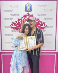 Boat Anakame Binsaman Instagram - พึ่งรู้ว่าการแต่งงานกับชาวต่างชาติจะหลายขั้นตอนขนาดนี้ แต่กว่าจะคุยกันรู้เรื่องยุ่งยากกว่า 55555 หยอกๆ รักนะค้าบบ คุณภรรยาาาาา 老婆🤍🫶🏻