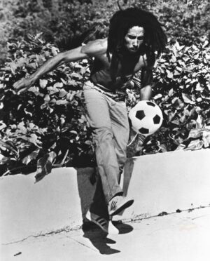 Bob Marley Instagram - “So if a fire mek it bun, and if a blood mek you run, Rasta de pon top!” #Revolution #bobmarley

📷 by @nevillegarrick, Nassau, Dec ‘76
©️ Fifty-Six Hope Road Music Ltd.

#todayinbobslife #reggae #football #futbol #soccer #sports