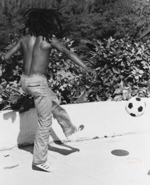 Bob Marley Instagram - “So if a fire mek it bun, and if a blood mek you run, Rasta de pon top!” #Revolution #bobmarley

📷 by @nevillegarrick, Nassau, Dec ‘76
©️ Fifty-Six Hope Road Music Ltd.

#todayinbobslife #reggae #football #futbol #soccer #sports