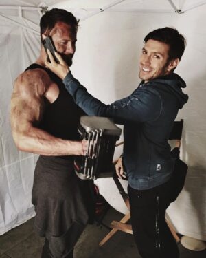 Bobby Holland Hanton Instagram - Shoutout to my chief phone holder @zocobodypro for allowing me to multitask like a pro!( it was Spielberg on the phone btw)  #weights #training #setlife🎥  #gym