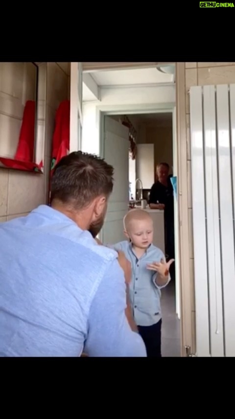 Bobby Holland Hanton Instagram - This classic video of my little nephew popped up on my phone had to repost this for the start of 2023 😂⠀ ⠀ Have a great year everyone make sure it’s not a sh.. one!!!! ⠀ ⠀ ⠀ #WALLOP⠀ ⠀ ⠀ ⠀ #2023goals #oops #whatthe #prankster #pranks #dididothat #bestpranks