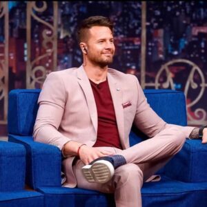 Bobby Holland Hanton Instagram - A little throw back to chatting all things stunts with @danilogentili .Thanks for having me on Danilo I love you Brazil 🇧🇷 @sbtthenoite ! Clearly pink is my favourite colour atm @rosevinci_styling 🤪 #tv #throwbackthursday #stunts #brazil