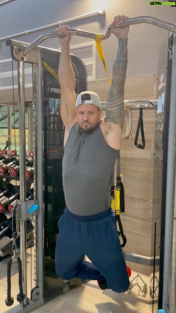 Bobby Holland Hanton Instagram - WALLOP! Today’s Centr Limitless Challenge is the Hang Time Challenge!! This is all about test your own strength so find something to hang from and show us how long you can hang for. 💪 Let me know how long you can last - tag me with the hashtag #LIMITLESSWITHCENTR #WALLOP #centr #fitchallenge #hangtime #strengthchallenge #getfit #challengeyourself
