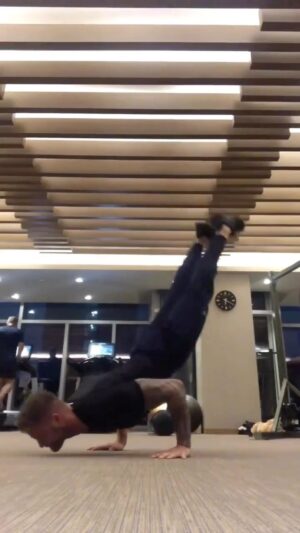 Bobby Holland Hanton Instagram - My advanced worm🤣

#Wallop

#fitgoals #strengthtrain #centr #reelsfit
