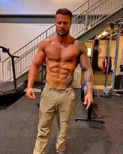 Bobby Holland Hanton Instagram - Not even tensing 😂 #WALLOP #flexfriday #notreallytho #shredded #fitspo #centr #doyouevenlift
