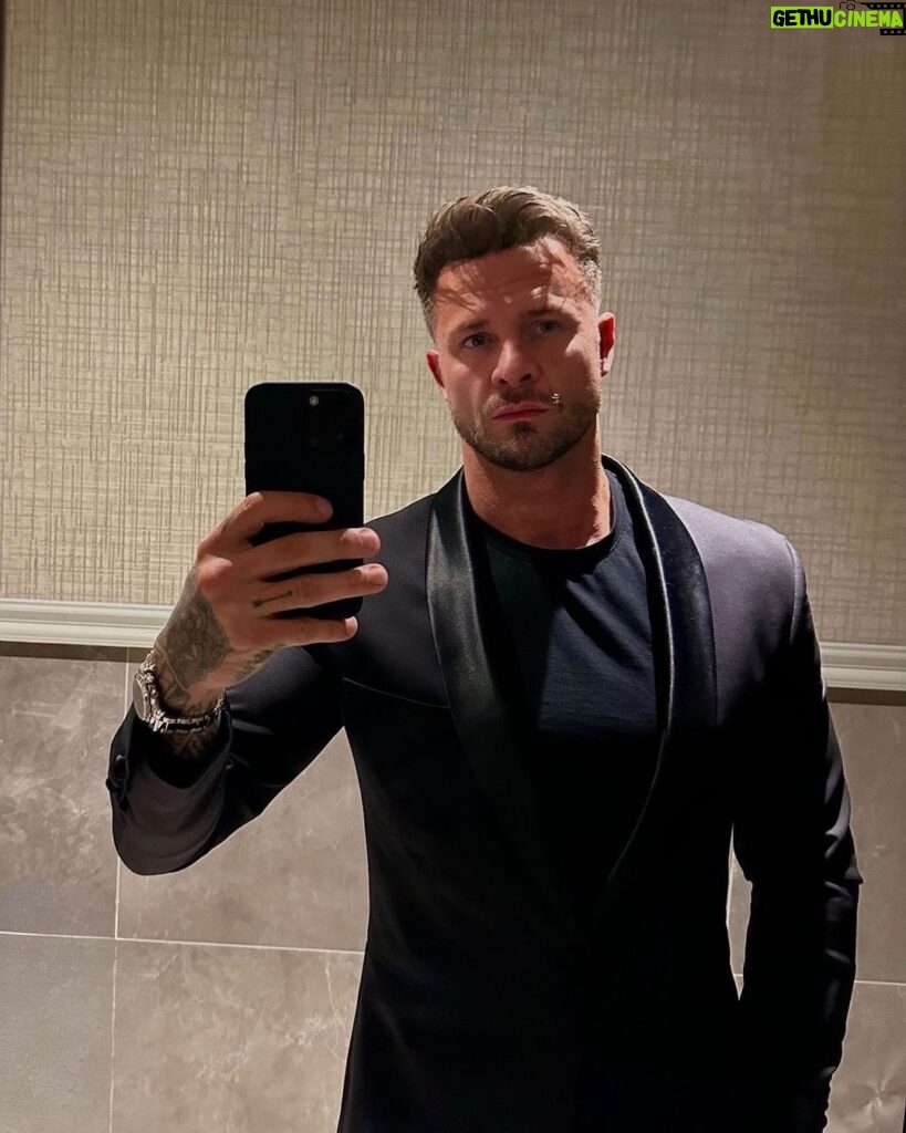 Bobby Holland Hanton Instagram - Selfie dedicated to the legend @rosevinci_styling who has been kitting me out for events for almost 8 years now ! 🙏🏻Had a great time at the Horan&Rose fundraiser.#horanandrose23 London, United Kingdom
