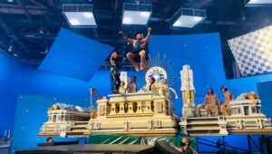 Bobby Holland Hanton Instagram - Flipping round willy nilly in a long blonde wig and tights on a Friday and why not?!? You should see what goes down on Saturday 🤪⠀
⠀
#Wallop⠀

Valkyrie double: @taramacken 
⠀
⠀
⠀
#thorloveandthunder  #behindthescenes #thor #stuntdouble #chrishemsworth #stunts #valkyrie #mcu