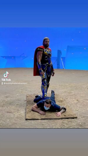 Bobby Holland Hanton Instagram - Step brothers😂⠀
⠀
⠀
⠀
#thorloveandthunder #wallop #behindthescenes #chrishemsworth #thor #stuntdouble